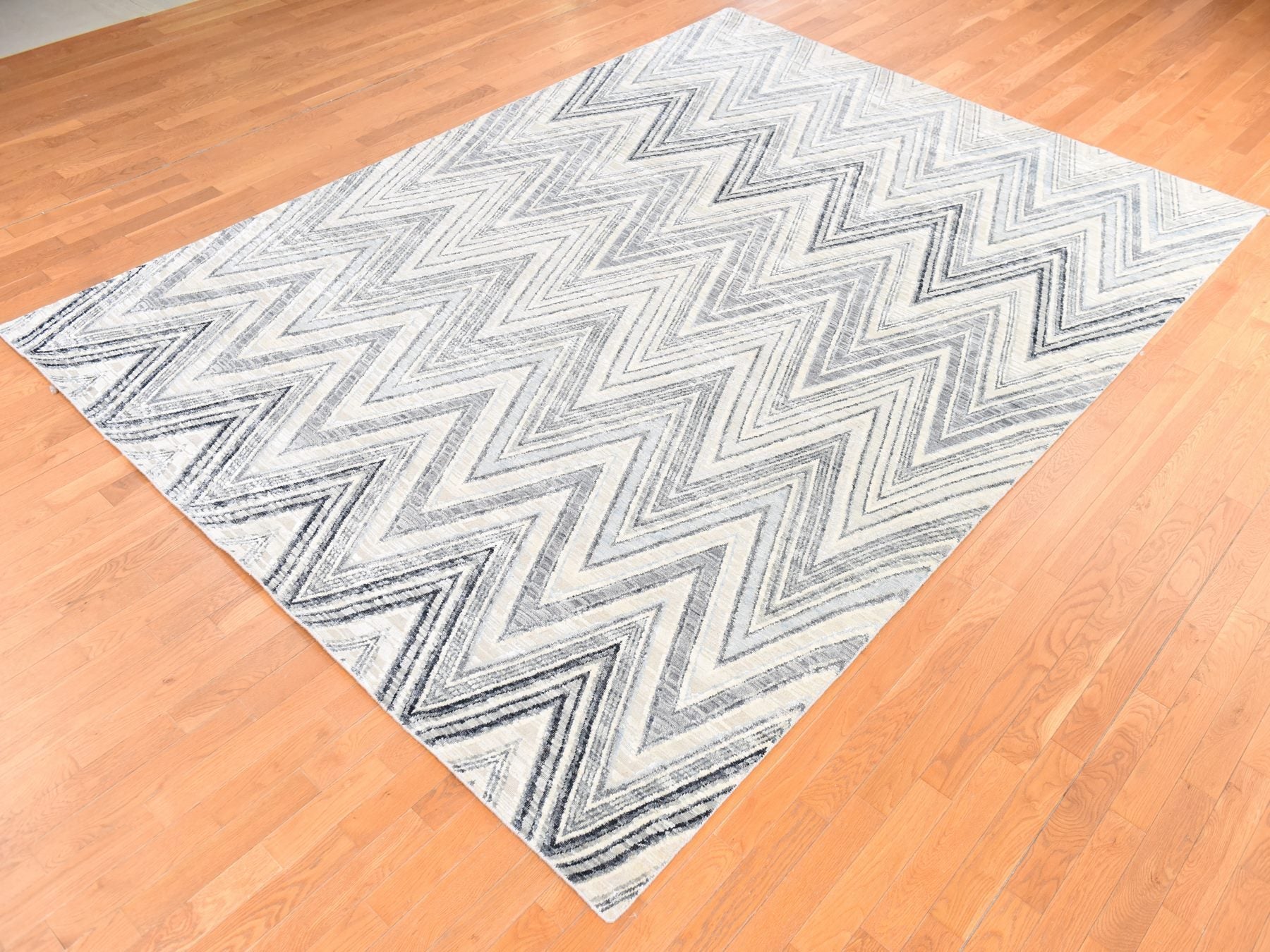 Modern / Contemporary hand-knotted wool/silk rug in Gray, 8'9" x 12'2" — SKU O078736 (view 4)