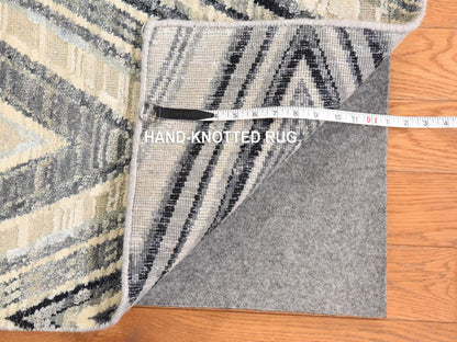 Modern / Contemporary hand-knotted wool/silk rug in Gray, 8'9" x 12'2" — SKU O078736 (view 7)