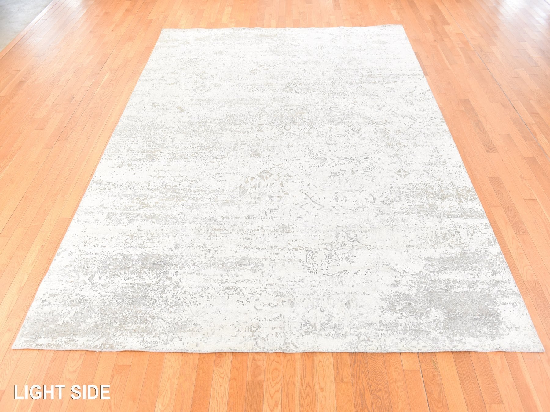 Modern / Contemporary hand-knotted wool/silk rug in Ivory, 8'10" x 12' — SKU O078737 (view 3)