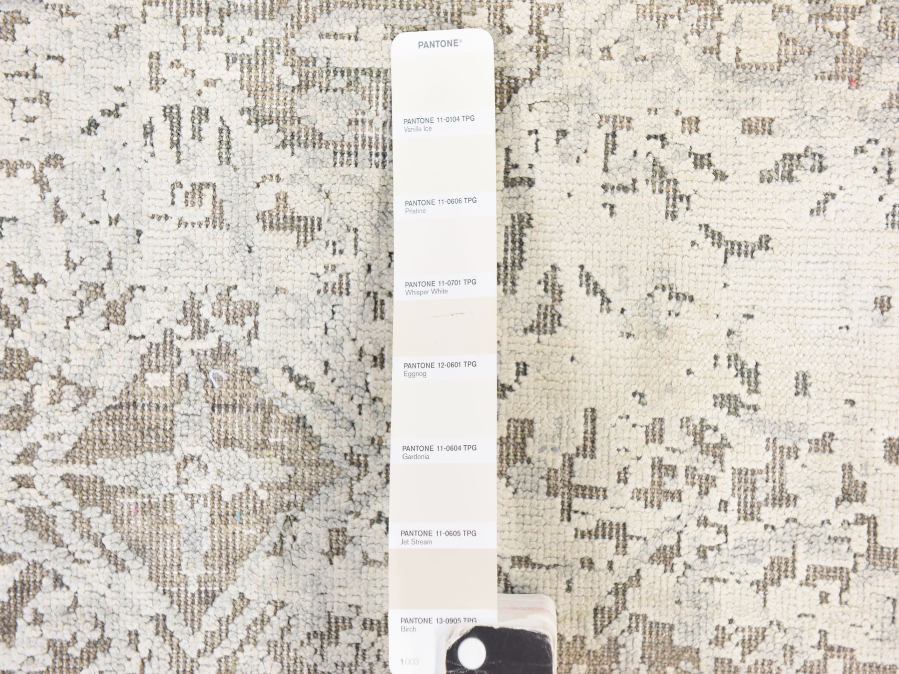 Modern / Contemporary hand-knotted wool/silk rug in Ivory, 8'10" x 12' — SKU O078737 (view 6)