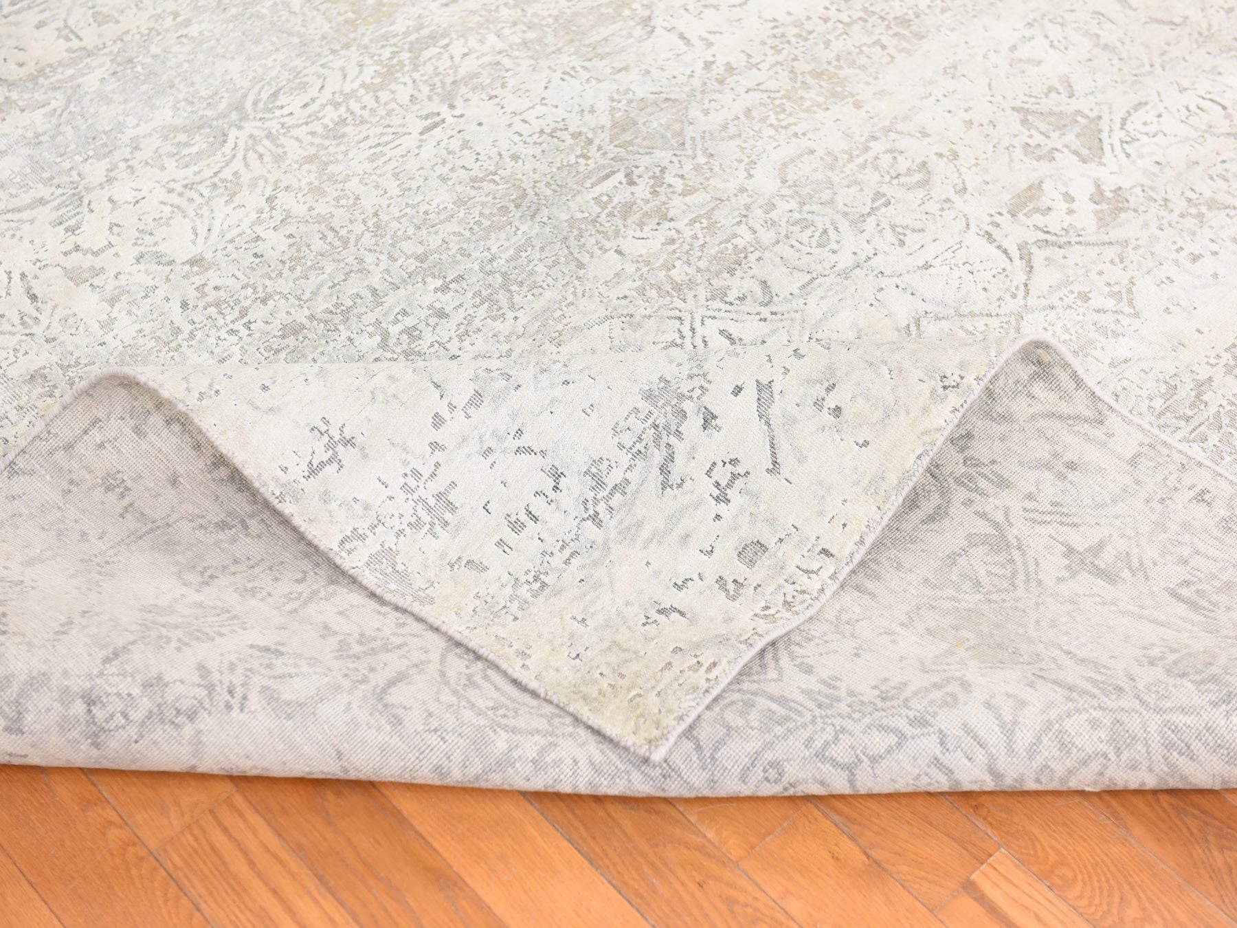Modern / Contemporary hand-knotted wool/silk rug in Ivory, 8'10" x 12' — SKU O078737 (view 8)