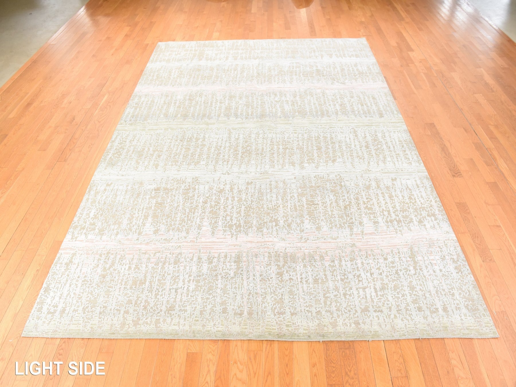 Modern / Contemporary hand-knotted wool/silk rug in Gray, 9' x 12'5" — SKU O078738 (view 3)