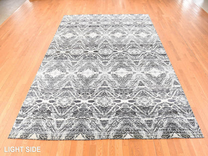 Modern / Contemporary hand-knotted silk rug in Black, 8'8" x 12'1" — SKU O078739 (view 3)