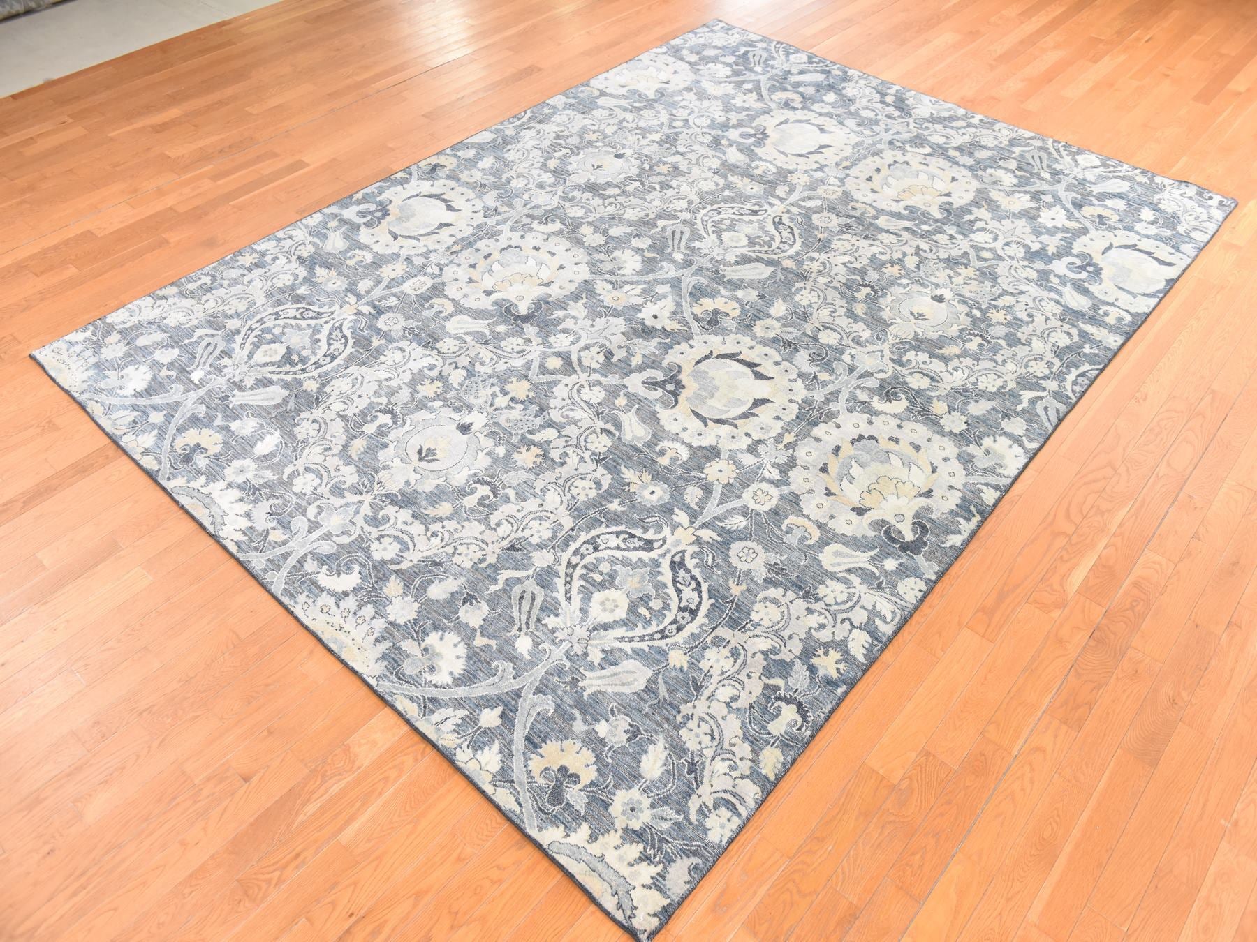 Modern / Contemporary hand-knotted wool/silk rug in Gray, 8'10" x 12'2" — SKU O078743 (view 4)