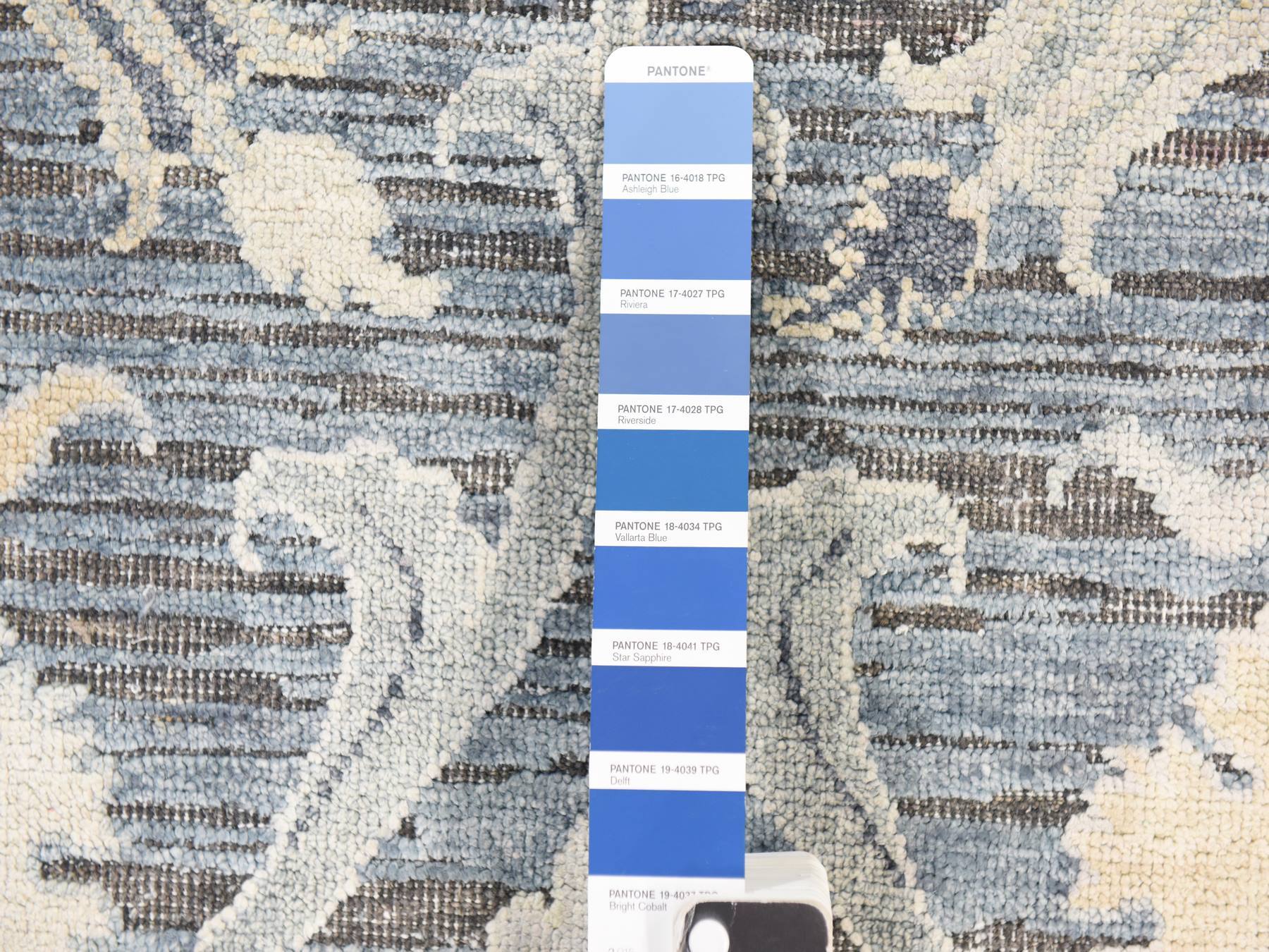 Modern / Contemporary hand-knotted wool/silk rug in Gray, 8'10" x 12'2" — SKU O078743 (view 6)