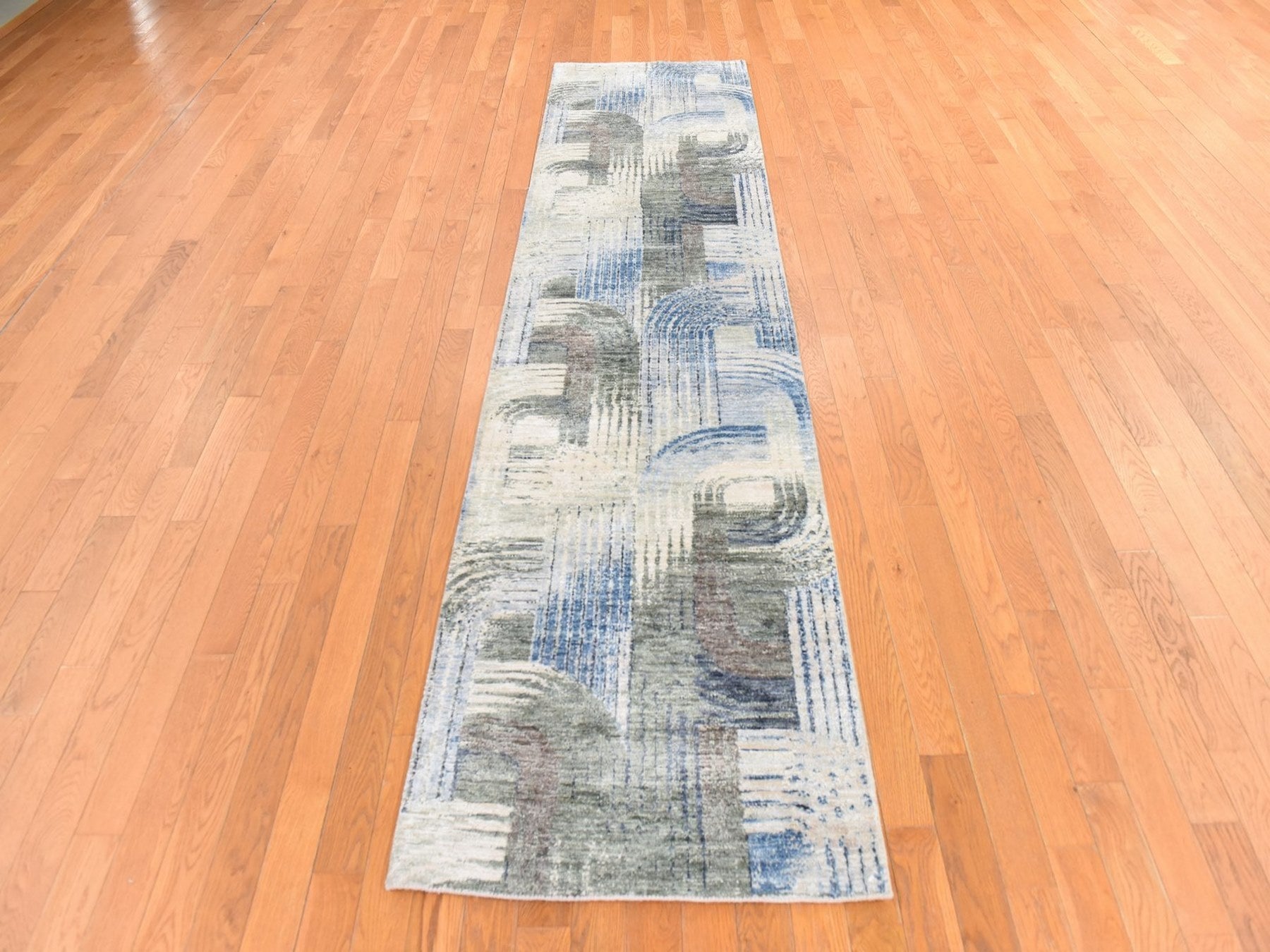 Modern / Contemporary hand-knotted wool/silk runner in Ivory, 2'7" x 10'4" — SKU O078760 (view 2)