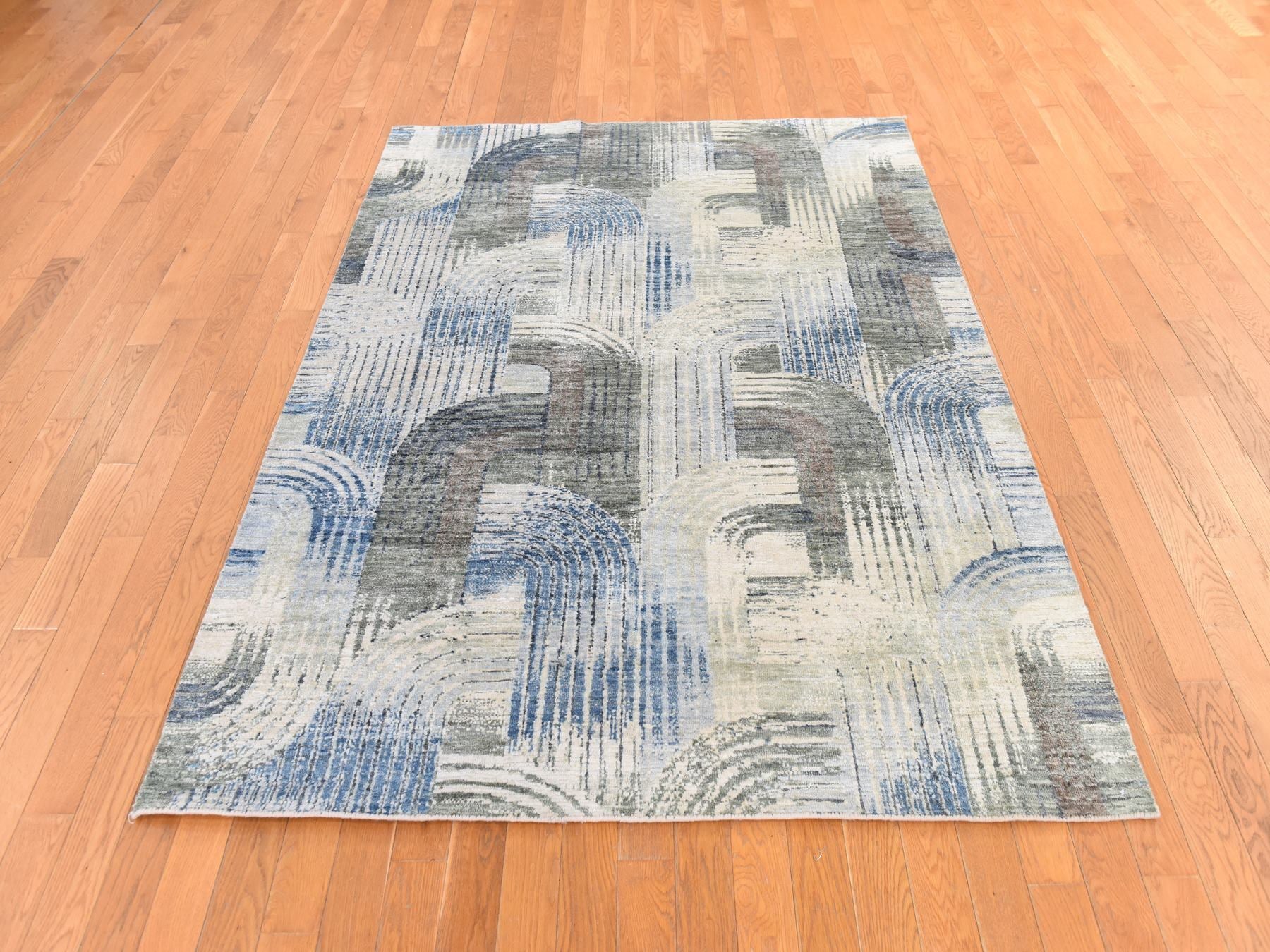 Modern / Contemporary hand-knotted wool/silk rug in Ivory, 5'1" x 7'0", SKU O078769