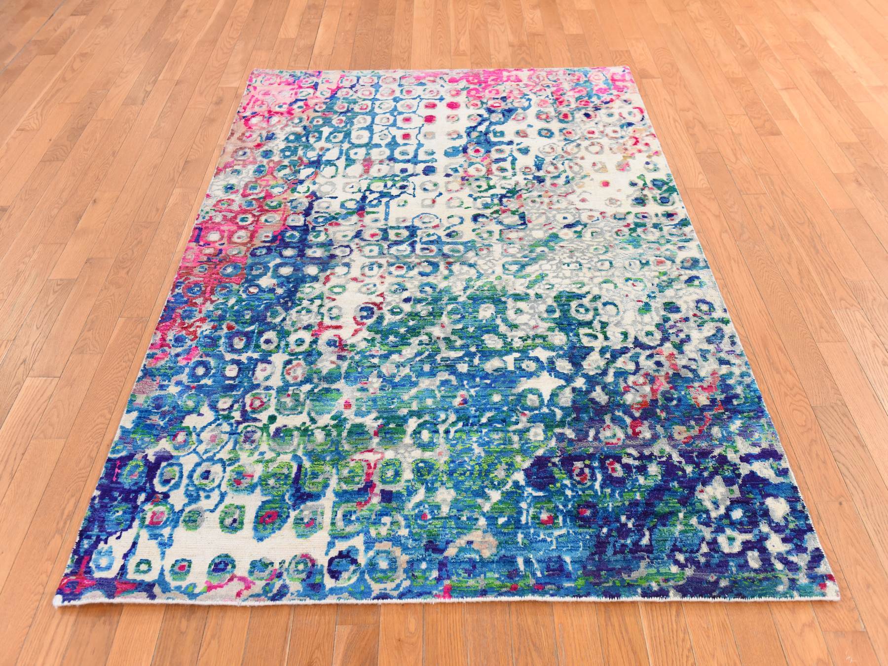Transitional hand-knotted sari silk rug in Blue, 5' x 7'3" — SKU O078772 (view 2)