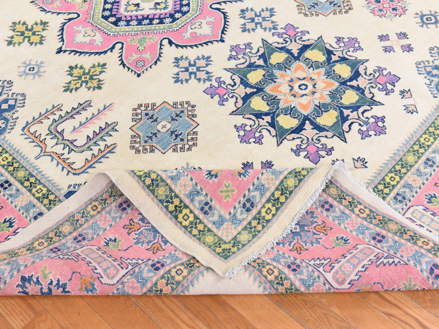 Kazak Kazak hand-knotted wool rug in Ivory & Pink, 8'10" x 11'6" — SKU O078775 (view 8)