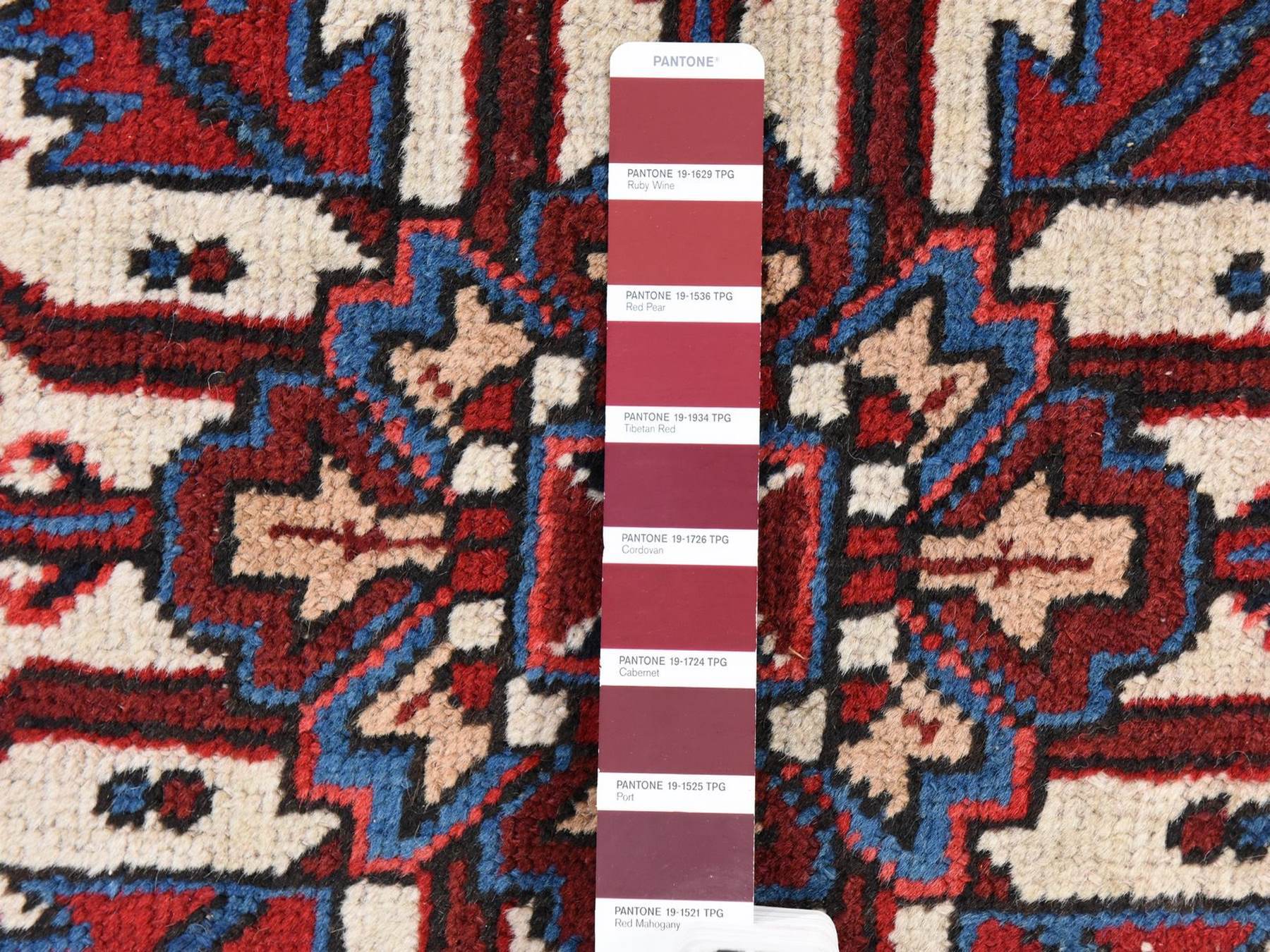 Persian Heriz hand-knotted wool rug in Ivory, 10'10" x 19'3", SKU O078789 (view 6)