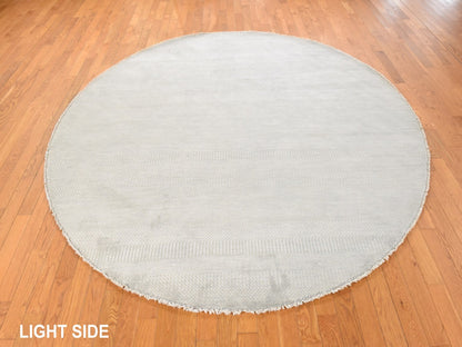 Modern / Contemporary hand-knotted wool rug in Gray, 7'10" x 7'10", SKU O078846 (view 3)