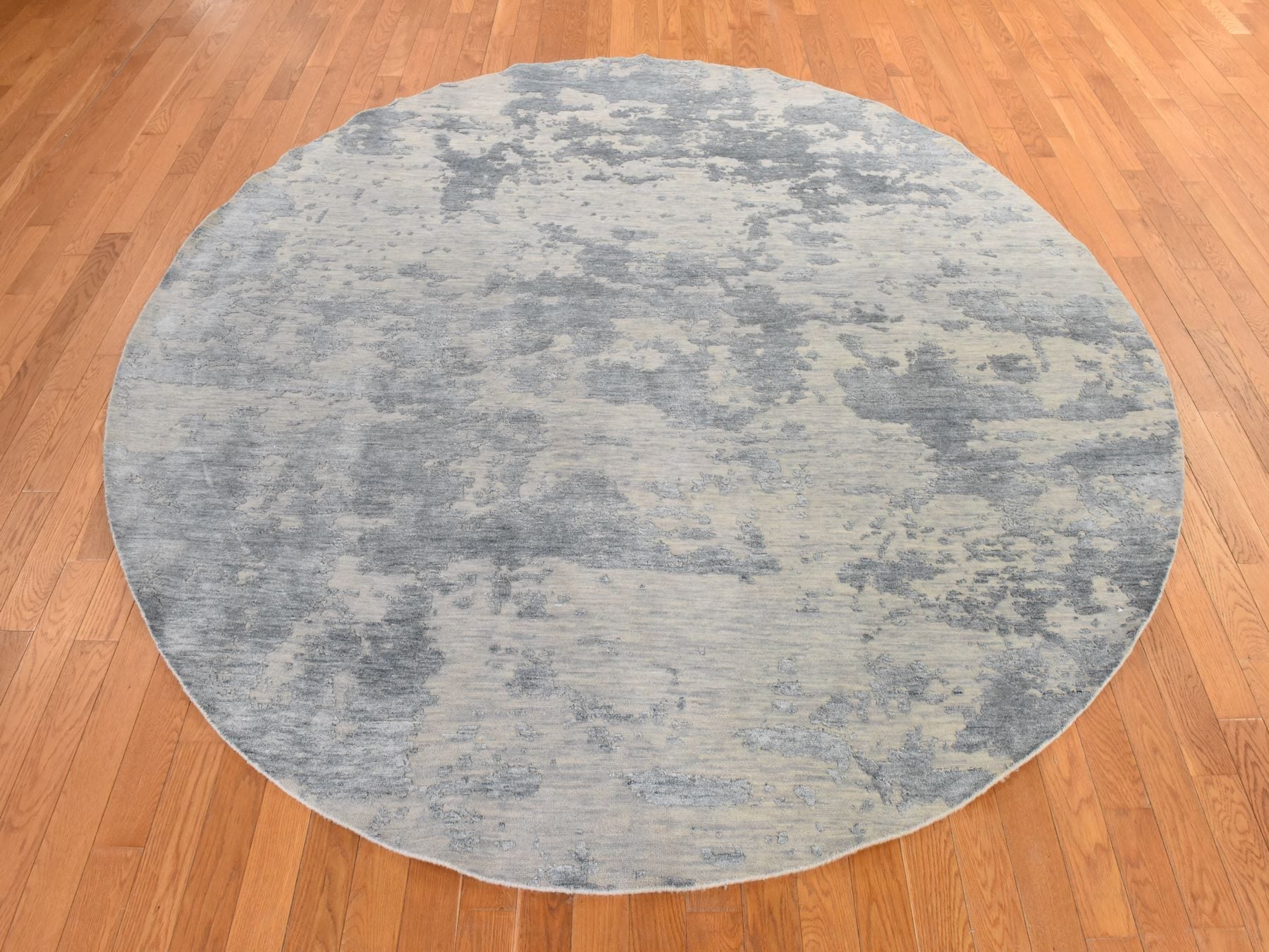 Modern / Contemporary hand-knotted wool/silk rug in Gray, 7'10" x 7'10", SKU O078859 (view 2)