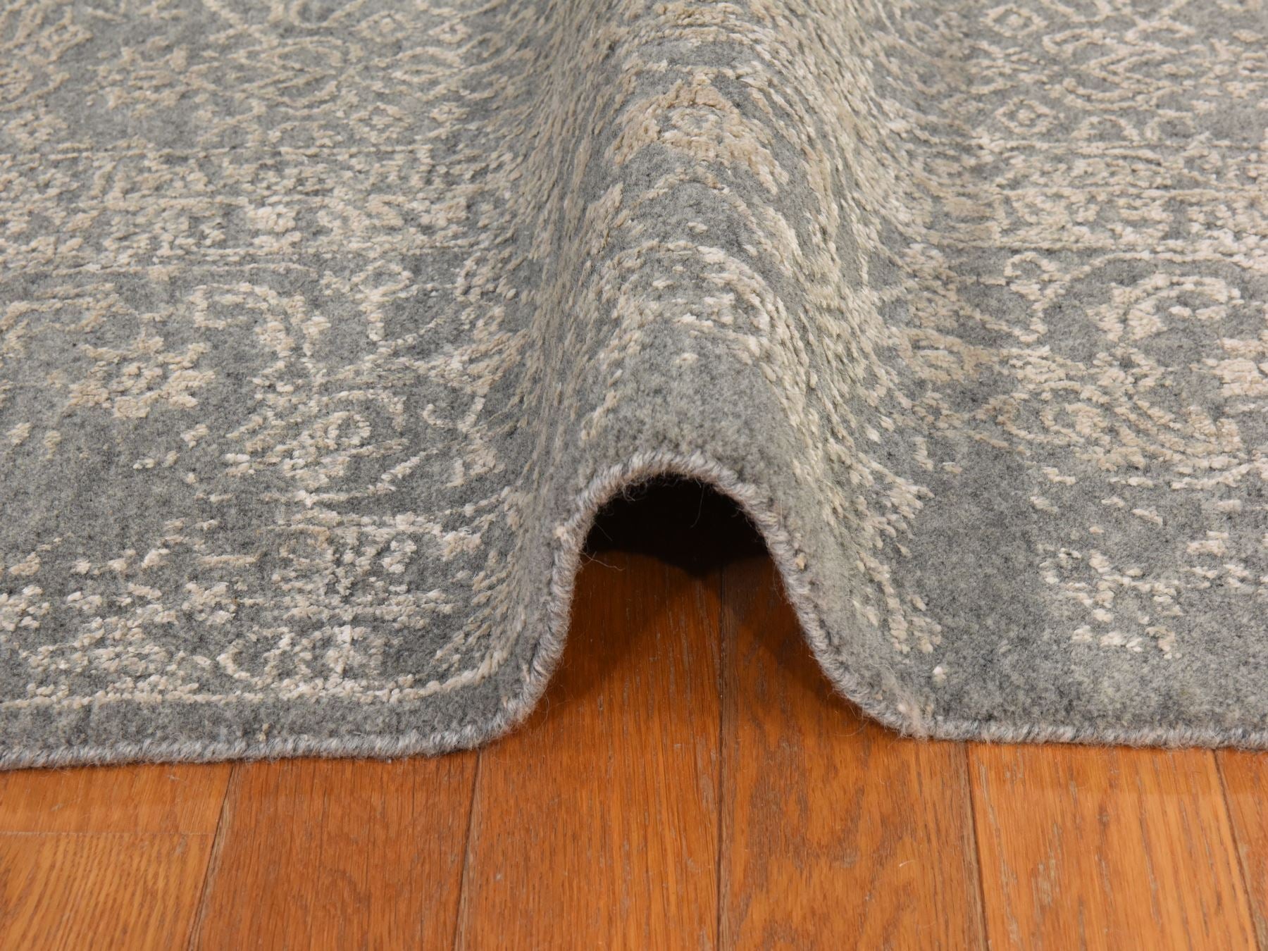 Modern / Contemporary hand-knotted wool/silk rug in Gray, 5'10" x 9'1", SKU O078893 (view 9)