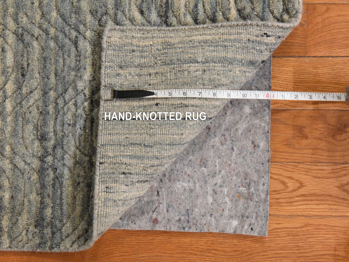Modern / Contemporary hand-knotted wool rug in Gray, 6' x 9', SKU O078894 (view 7)