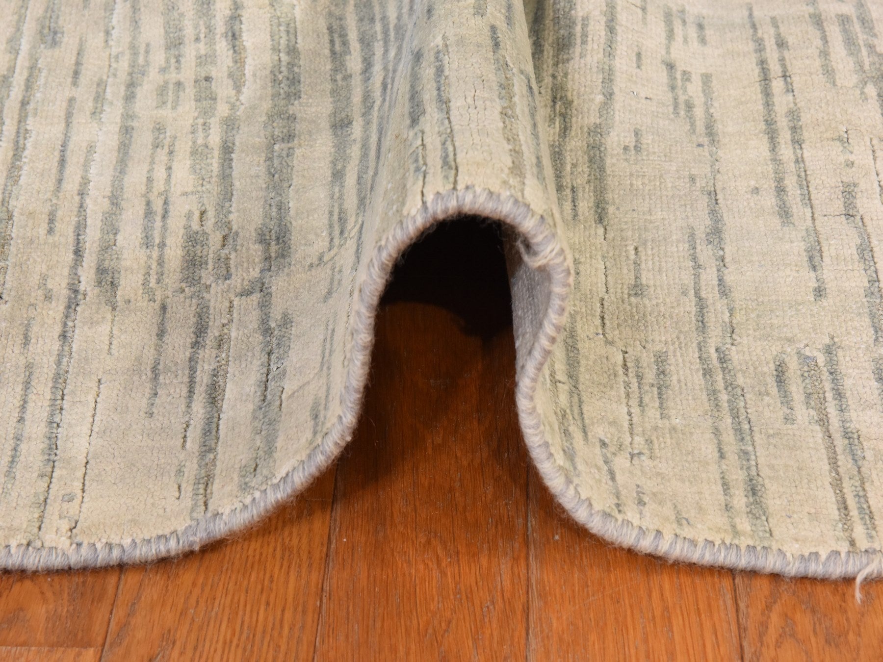 Modern / Contemporary hand-knotted silk rug in Gray, 6' x 8'10", SKU O078898 (view 9)