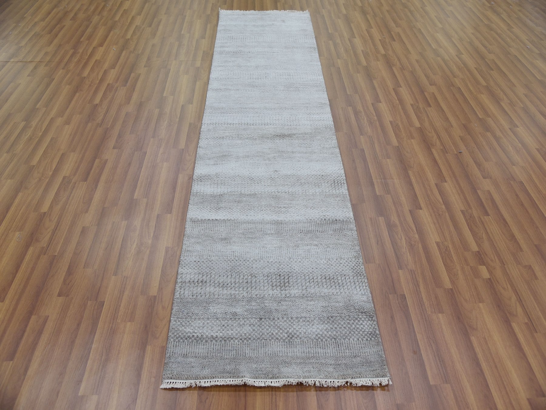 Gray 2'6" x 10'0" Modern / Contemporary Hand knotted Wool/Silk Rug - Sku: O079134