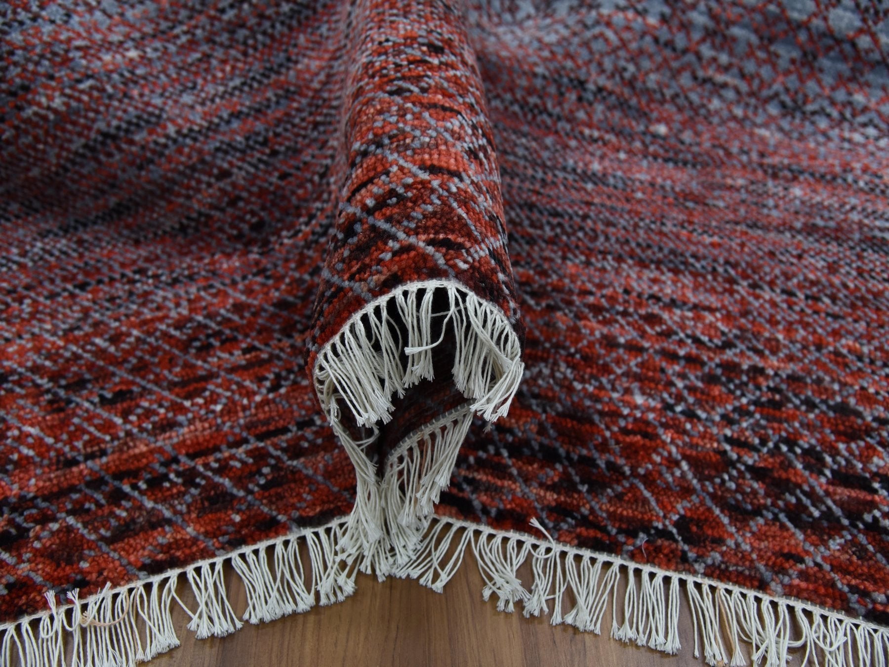 Modern / Contemporary hand-knotted wool rug in Red, 9'1" x 12'1" — SKU O079238 (view 5)