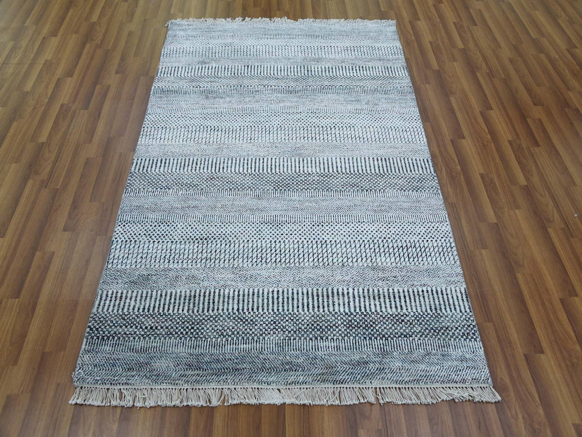 Gabbeh Modern / Contemporary hand-knotted wool/silk rug in Ivory, 4' x 6' — SKU O079246 (view 2)