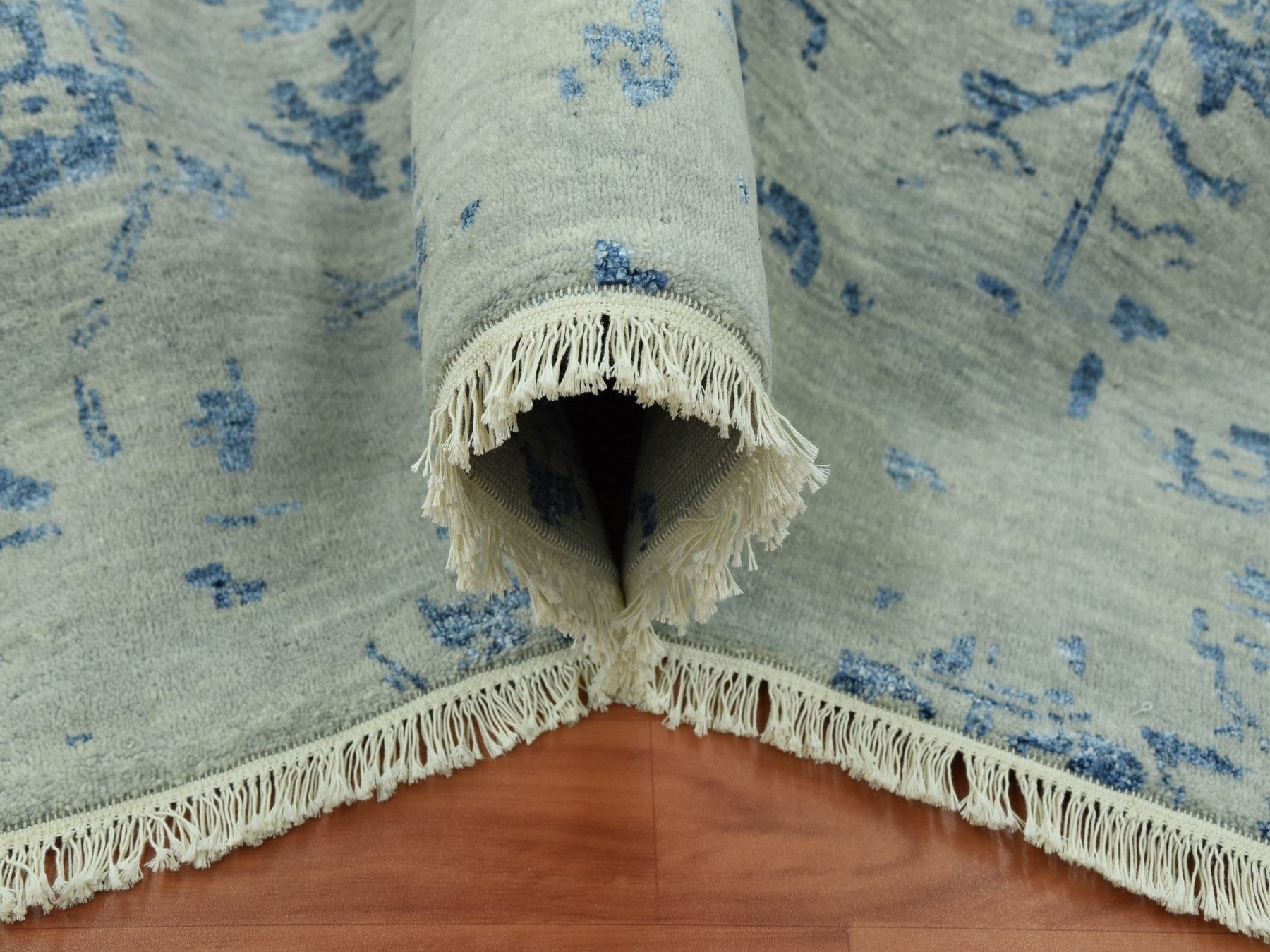 Modern / Contemporary hand-knotted wool/silk rug in Gray, 10' x 13'8" — SKU O079291 (view 5)