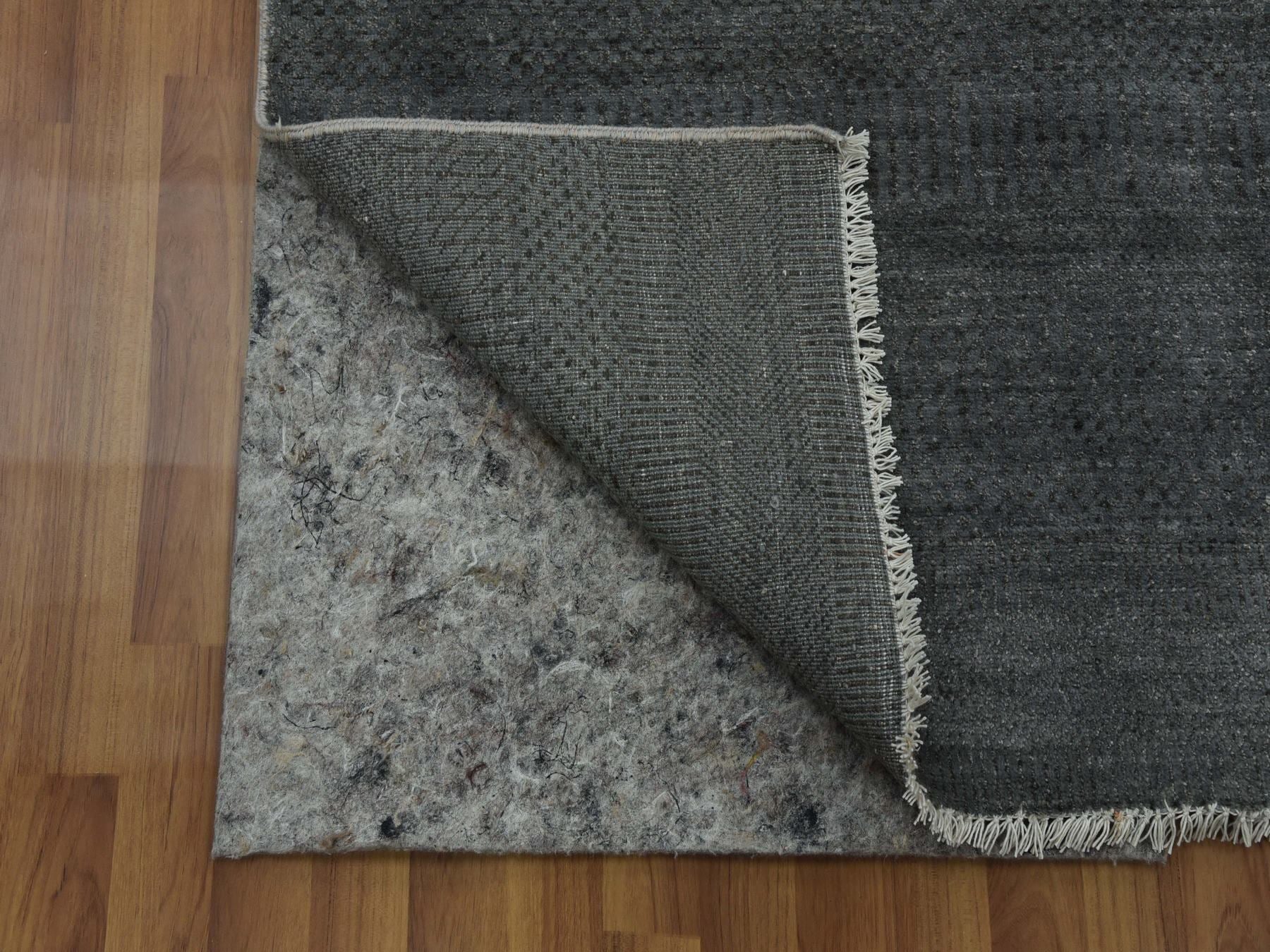Modern / Contemporary hand-knotted wool/silk rug in Gray, 5'1" x 7'1" — SKU O079334 (view 3)