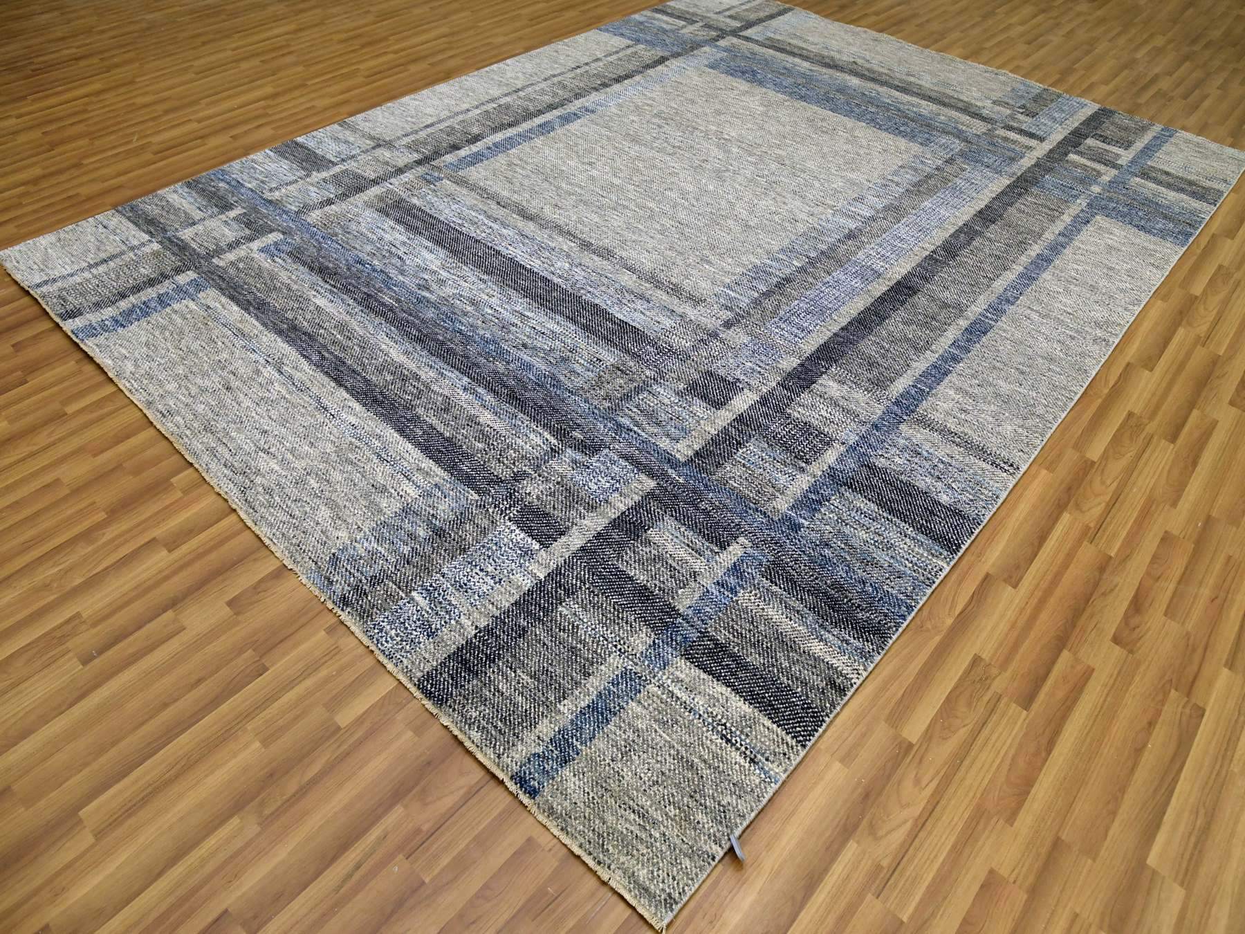 Modern / Contemporary hand-knotted wool rug in Gray, 9' x 12'1" — SKU O079381 (view 3)