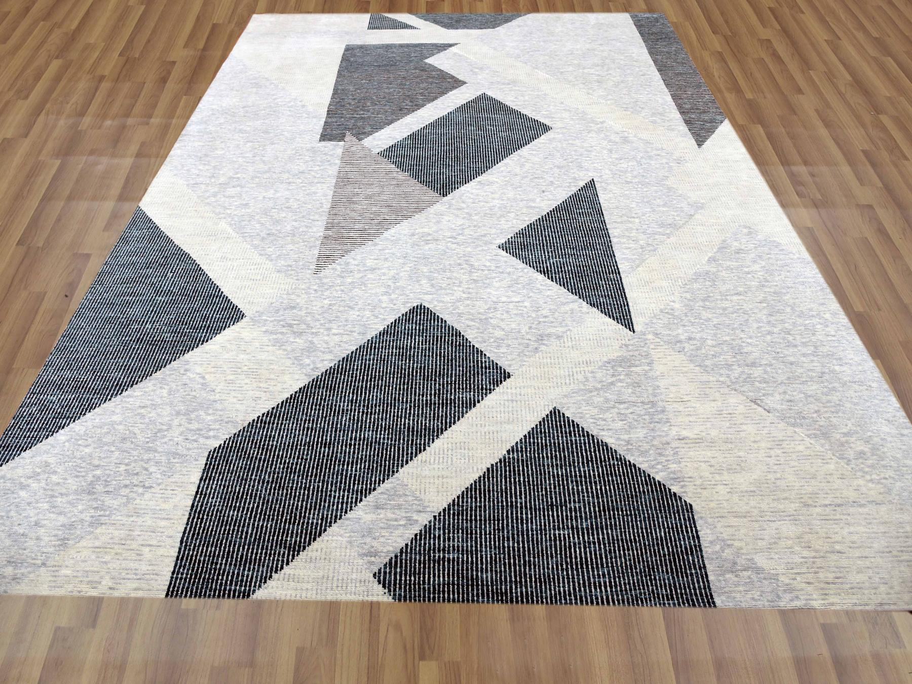 Modern / Contemporary hand-knotted wool rug in Gray, 11'10" x 15'2" — SKU O079399 (view 2)