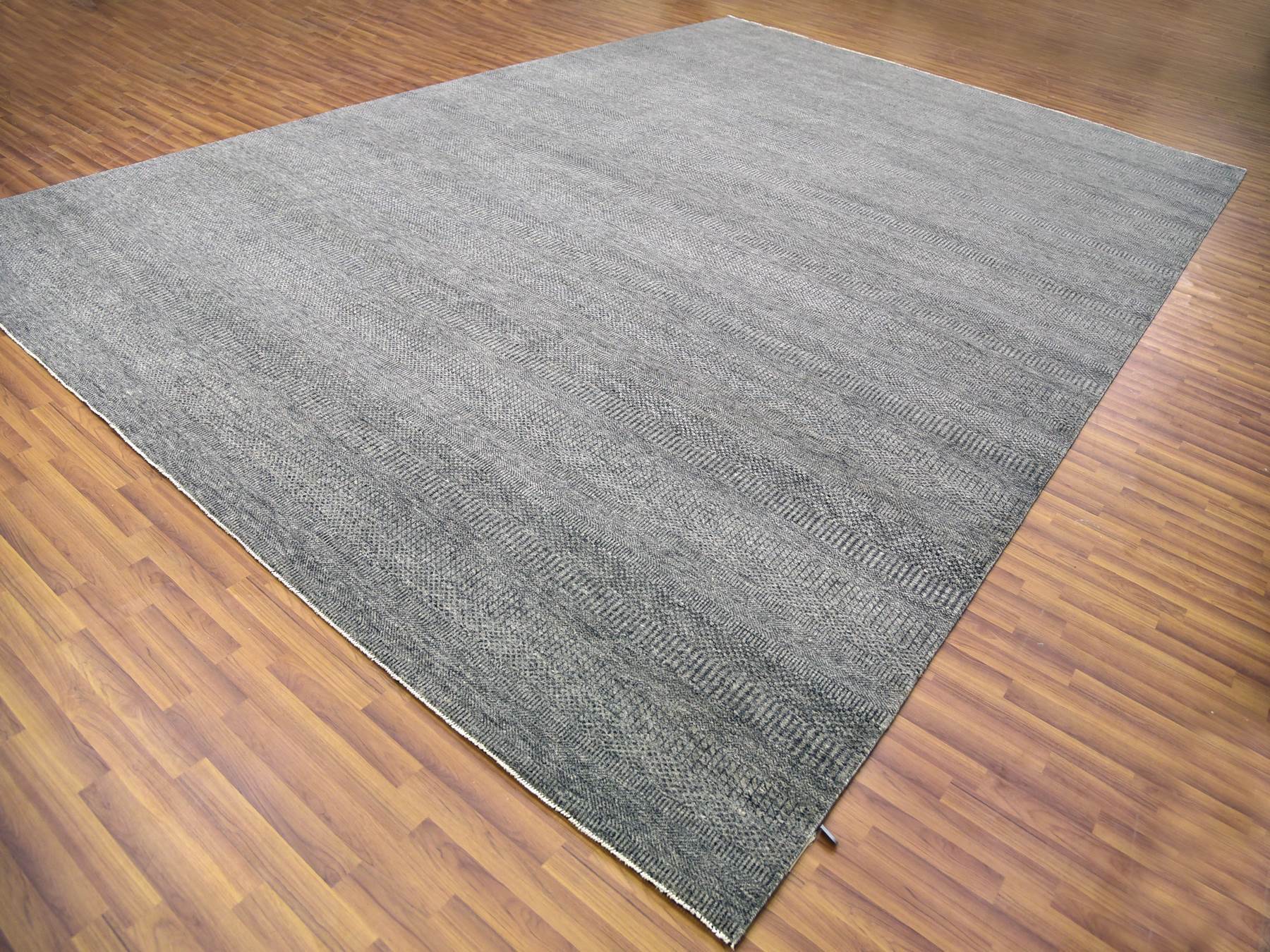 Modern / Contemporary hand-knotted wool rug in Gray, 12'1" x 18'2" — SKU O079450 (view 3)