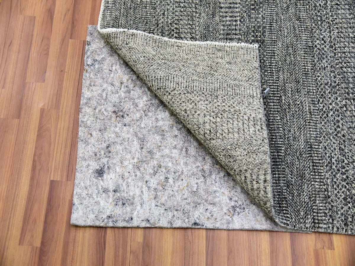 Modern / Contemporary hand-knotted wool rug in Gray, 5'2" x 7' — SKU O079478 (view 3)
