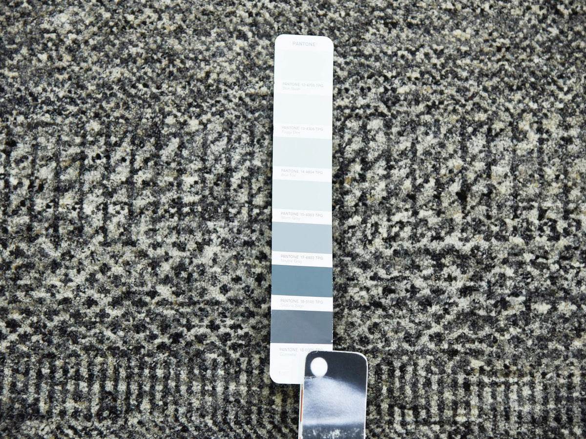Modern / Contemporary hand-knotted wool rug in Gray, 5'2" x 7' — SKU O079478 (view 4)
