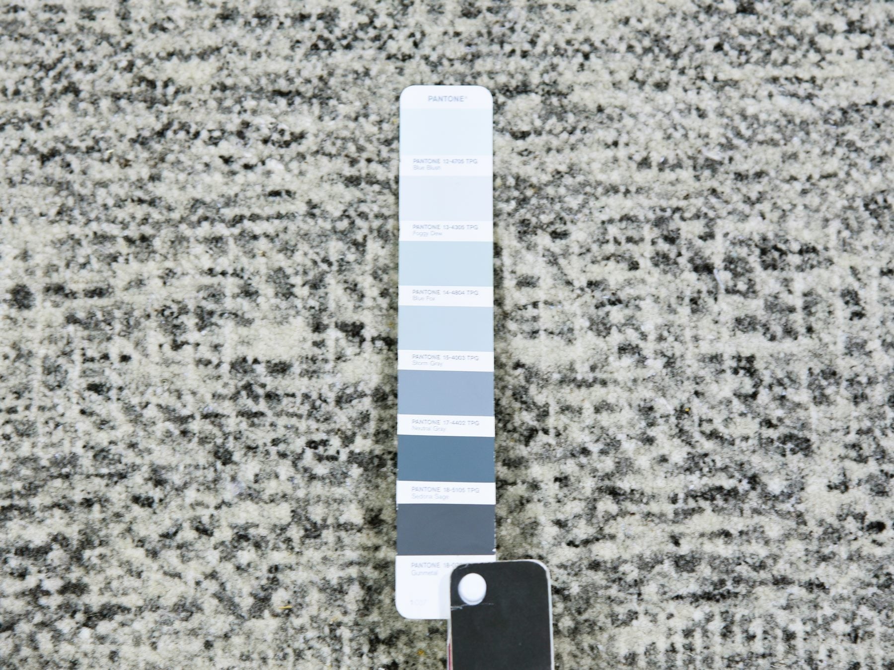 Modern / Contemporary hand-knotted wool rug in Gray, 12'11" x 12'11" — SKU O079509 (view 7)
