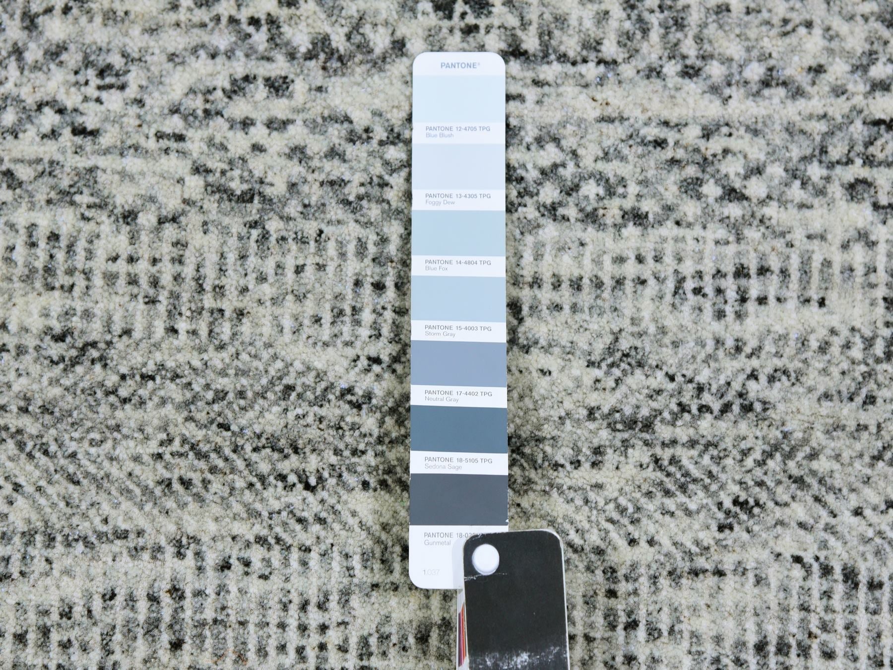 Modern / Contemporary hand-knotted wool rug in Gray, 8' x 8' — SKU O079512 (view 7)