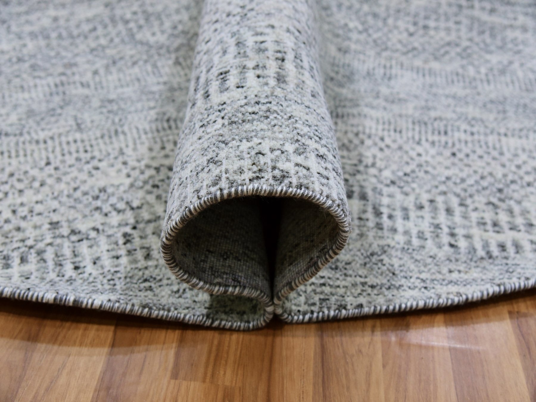 Modern / Contemporary hand-knotted wool rug in Gray, 7'9" x 7'9" — SKU O079515 (view 5)