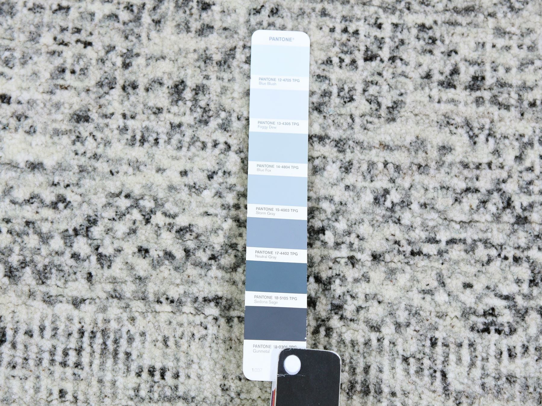 Modern / Contemporary hand-knotted wool rug in Gray, 2'11" x 5'1" — SKU O079524 (view 4)