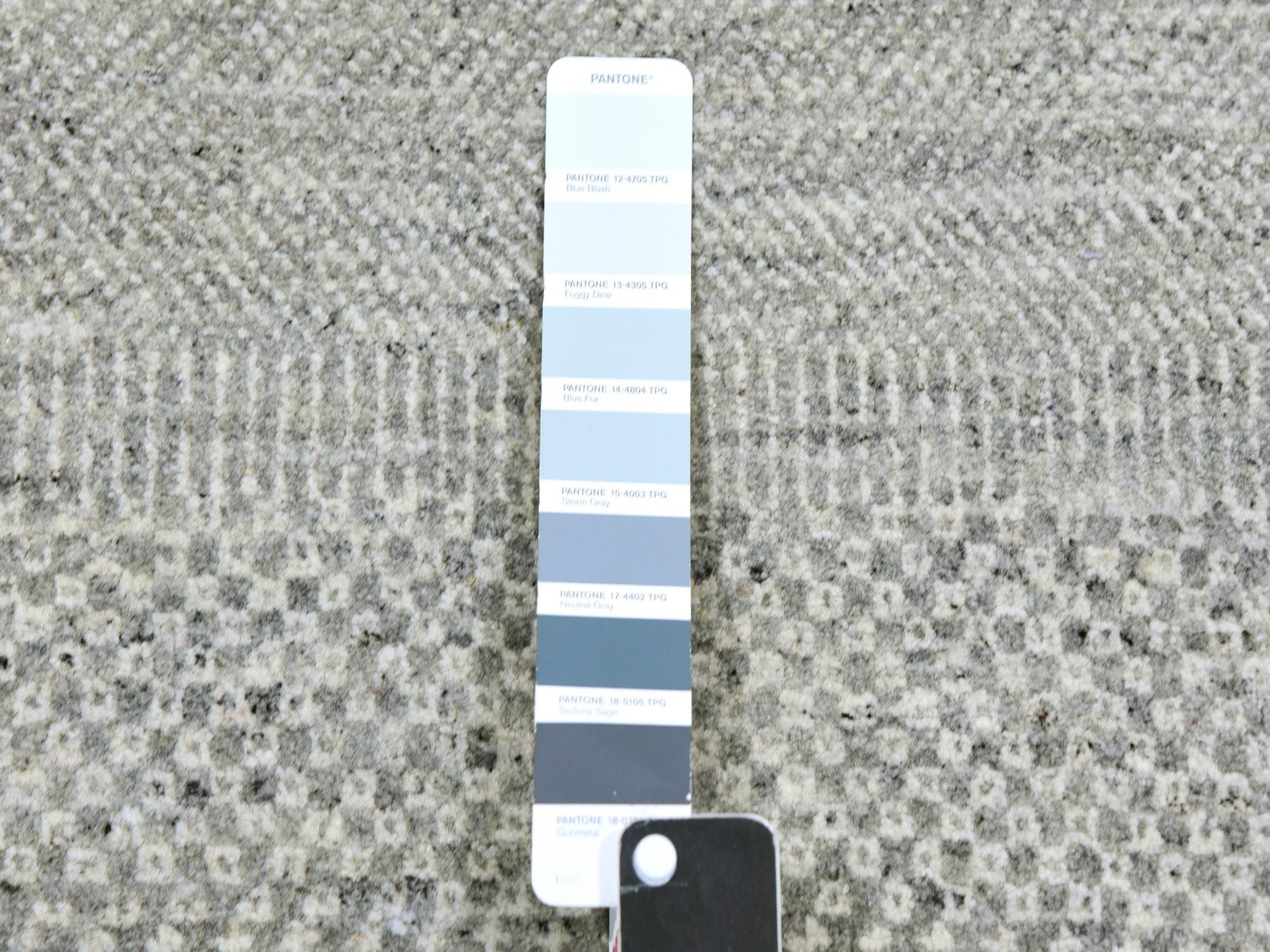 Modern / Contemporary hand-knotted wool runner in Gray, 2'6" x 10'2" — SKU O079546 (view 4)