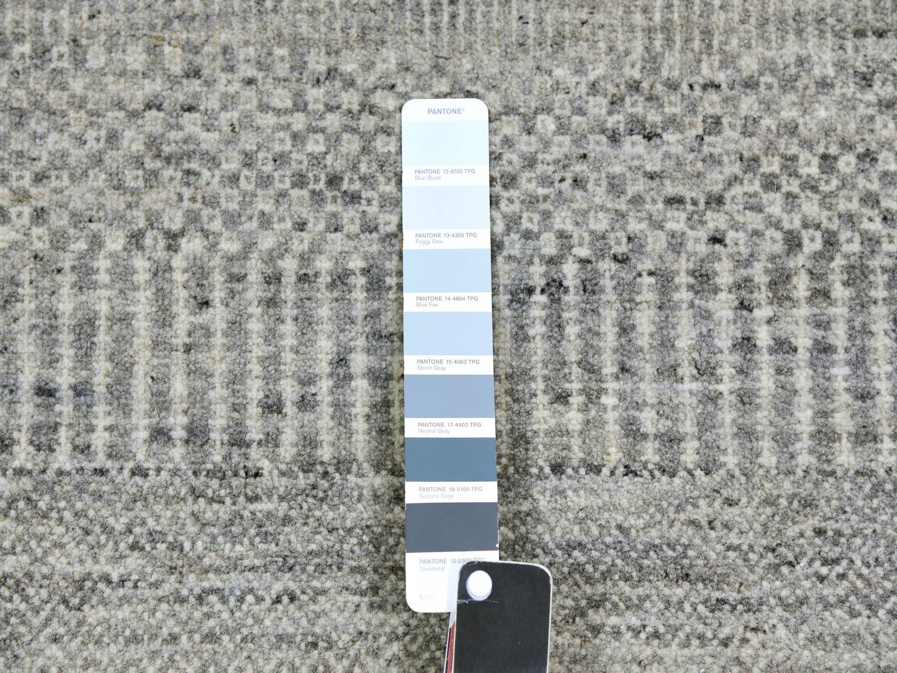 Modern / Contemporary hand-knotted wool rug in Gray, 3' x 5'3" — SKU O079552 (view 4)