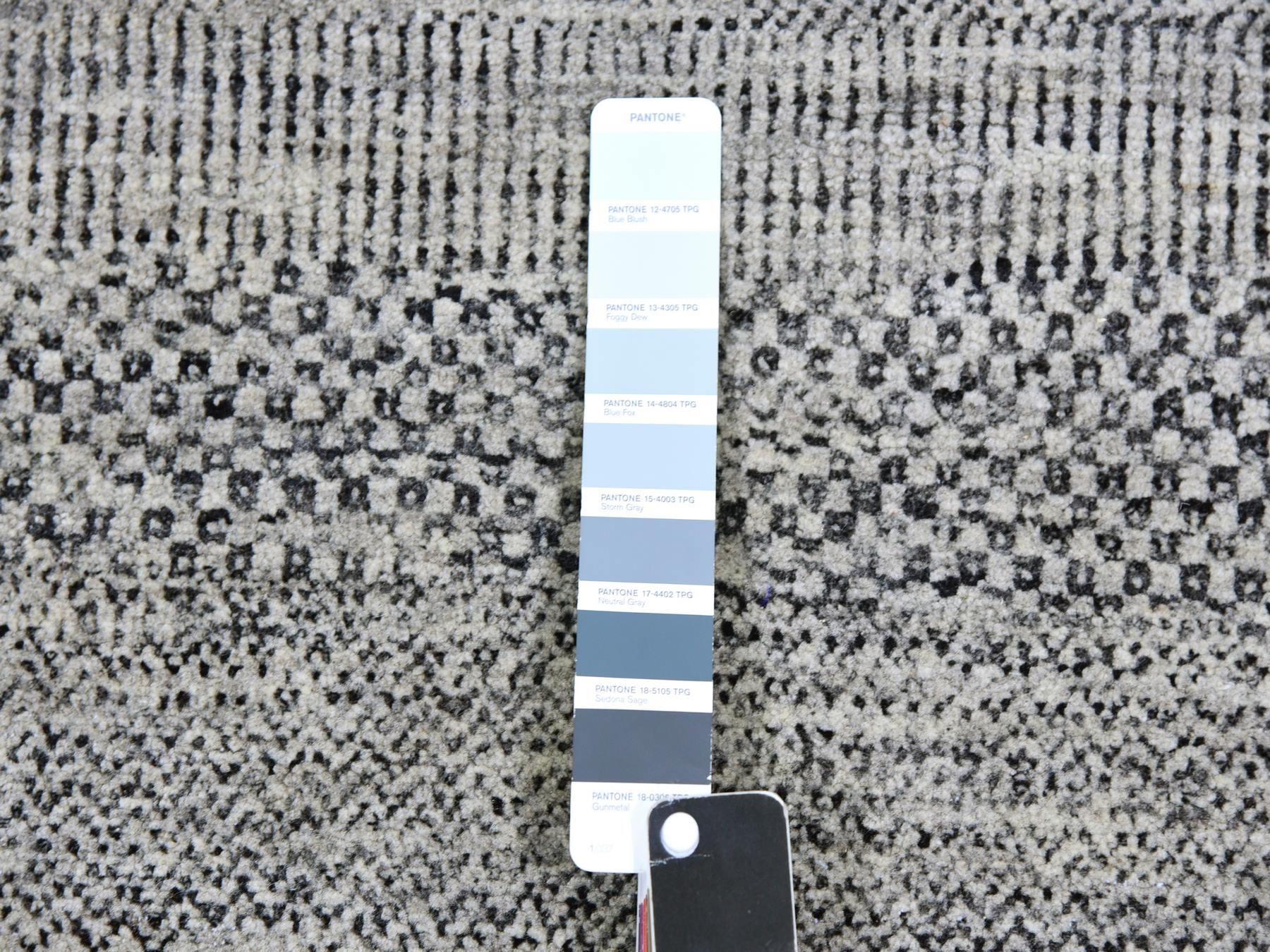 Modern / Contemporary hand-knotted wool rug in Gray, 9'11" x 10'3" — SKU O079561 (view 7)
