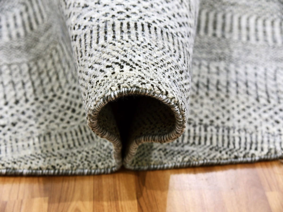 Modern / Contemporary hand-knotted wool rug in Gray, 9'8" x 9'9" — SKU O079563 (view 5)