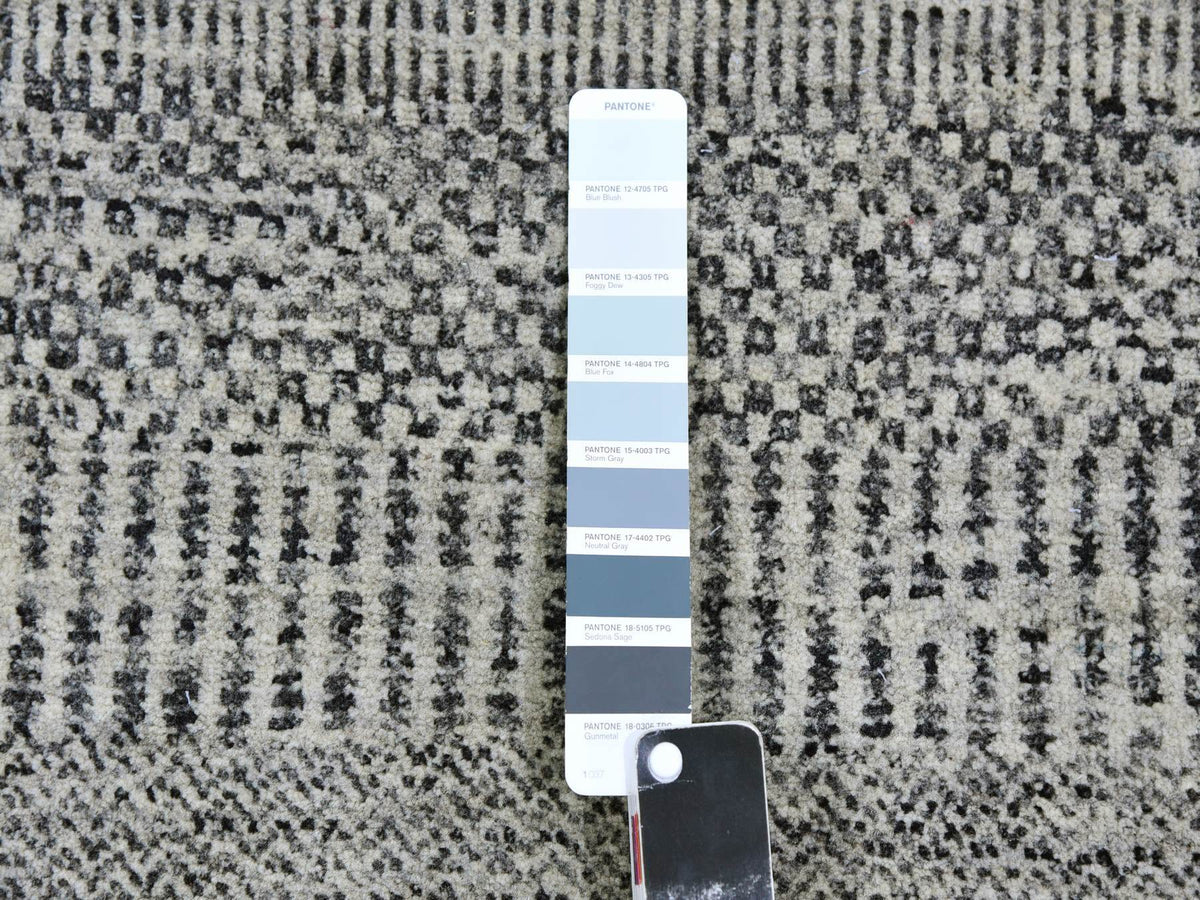Modern / Contemporary hand-knotted wool rug in Gray, 9'8" x 9'9" — SKU O079563 (view 7)