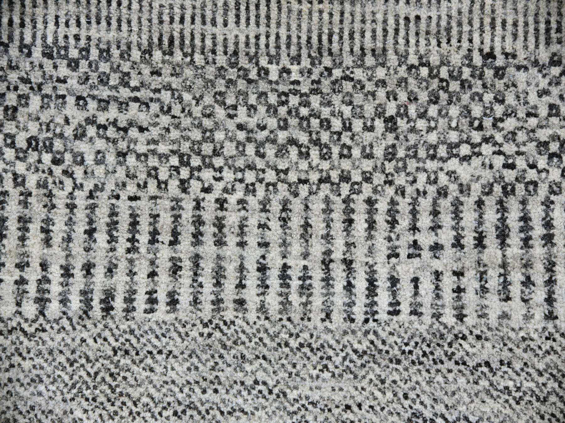 Modern / Contemporary hand-knotted wool rug in Gray, 9'8" x 9'9" — SKU O079563 (view 8)