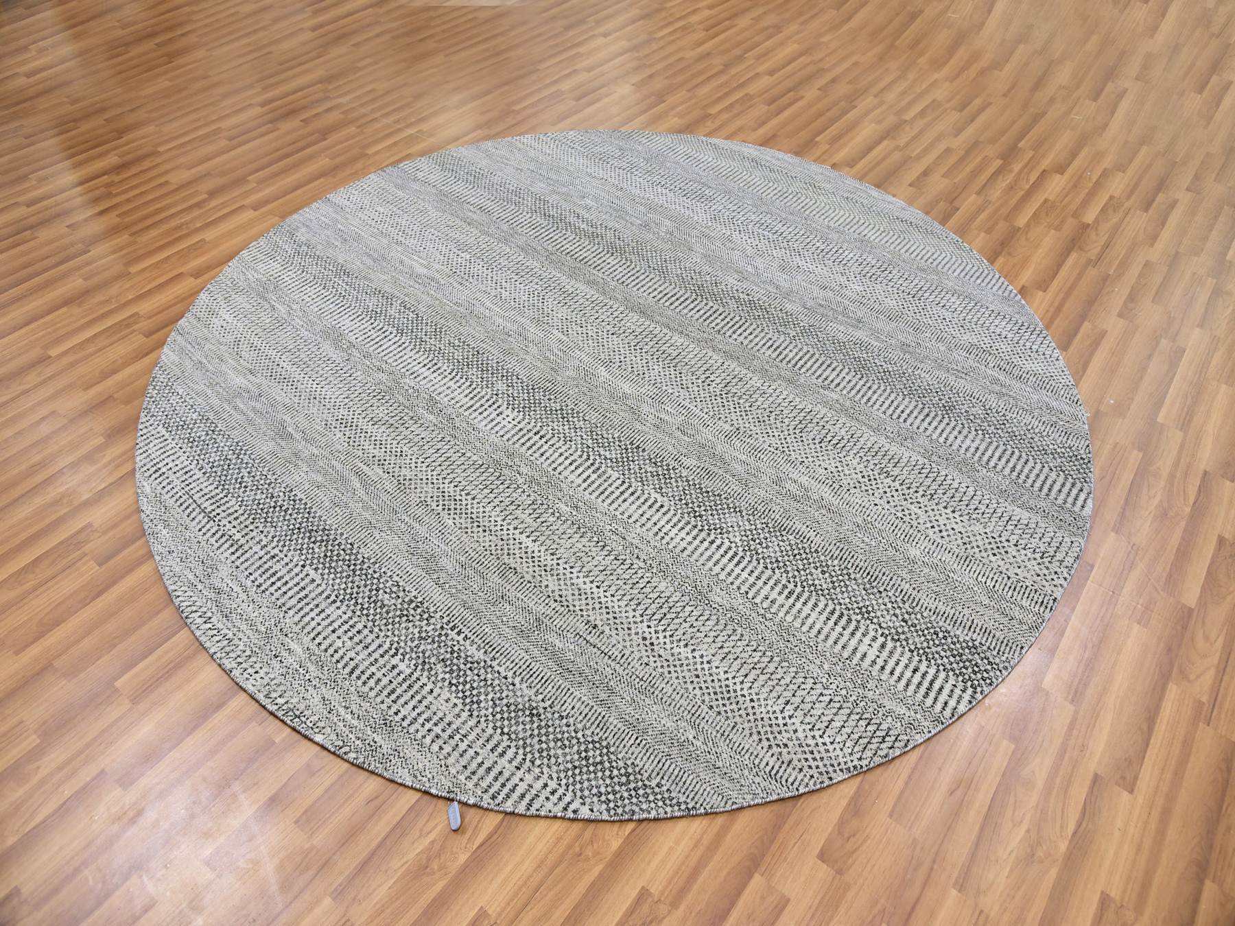 Modern / Contemporary hand-knotted wool rug in Gray, 7'9" x 7'9" — SKU O079564 (view 3)