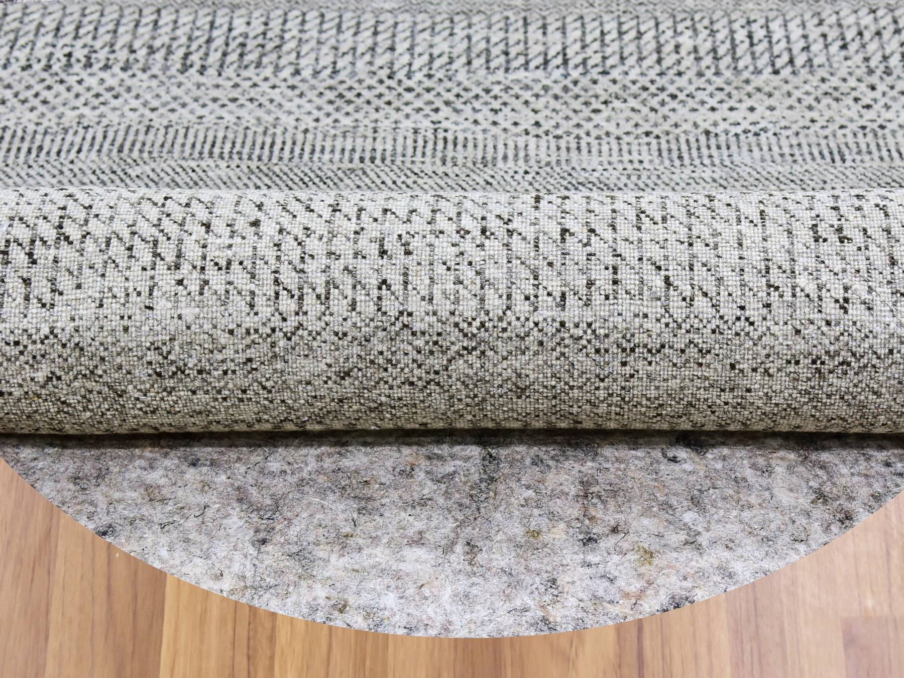 Modern / Contemporary hand-knotted wool rug in Gray, 7'9" x 7'9" — SKU O079564 (view 4)