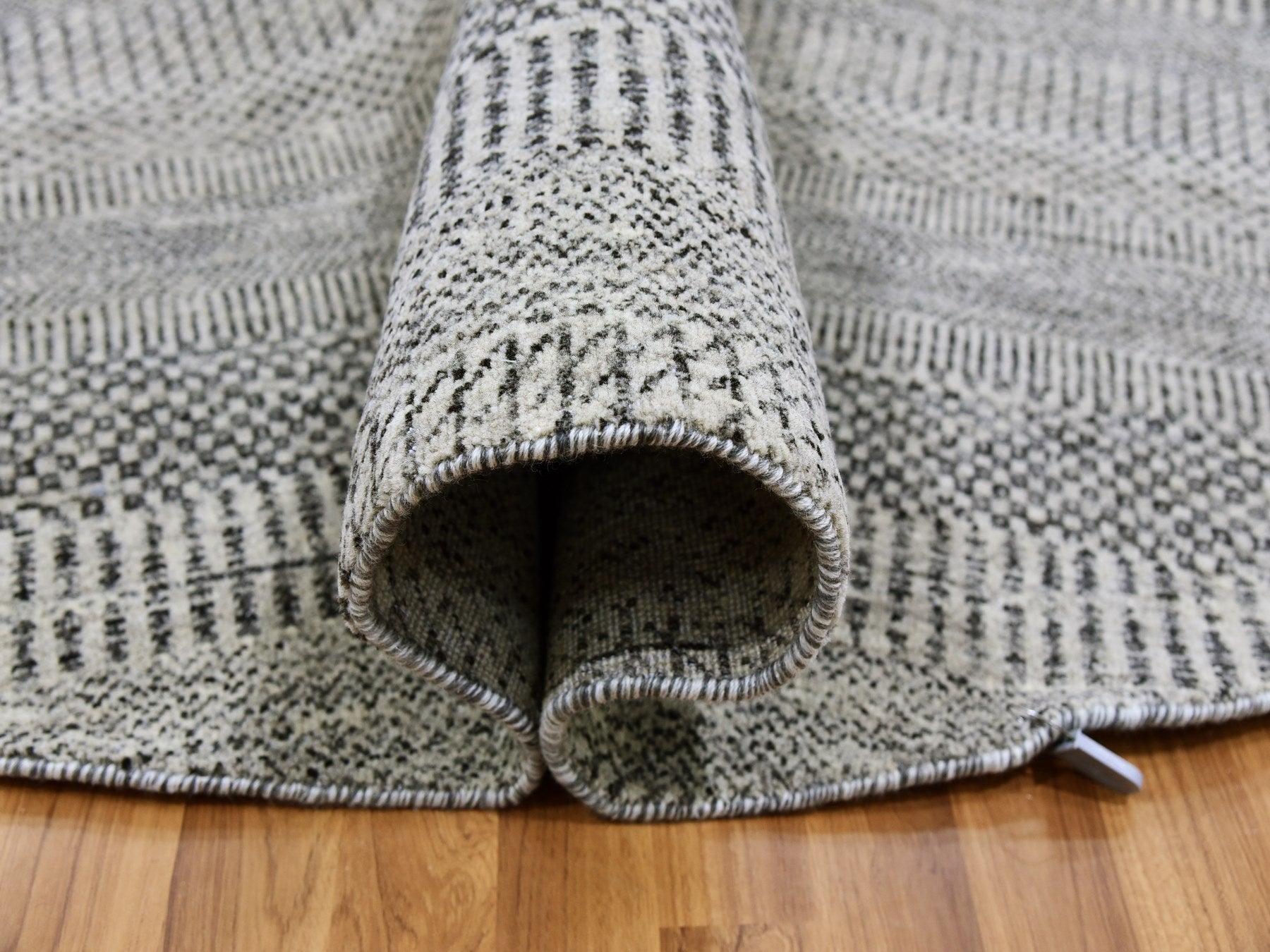 Modern / Contemporary hand-knotted wool rug in Gray, 7'9" x 7'9" — SKU O079564 (view 5)