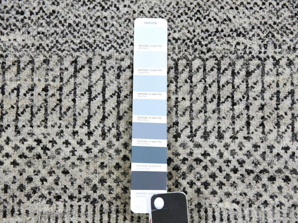 Modern / Contemporary hand-knotted wool rug in Gray, 7'9" x 7'9" — SKU O079564 (view 7)