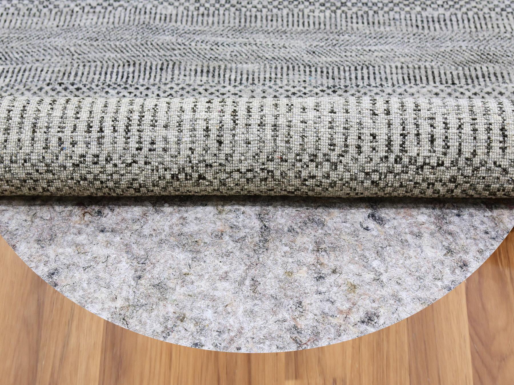 Modern / Contemporary hand-knotted wool rug in Gray, 4'9" x 4'10" — SKU O079567 (view 3)