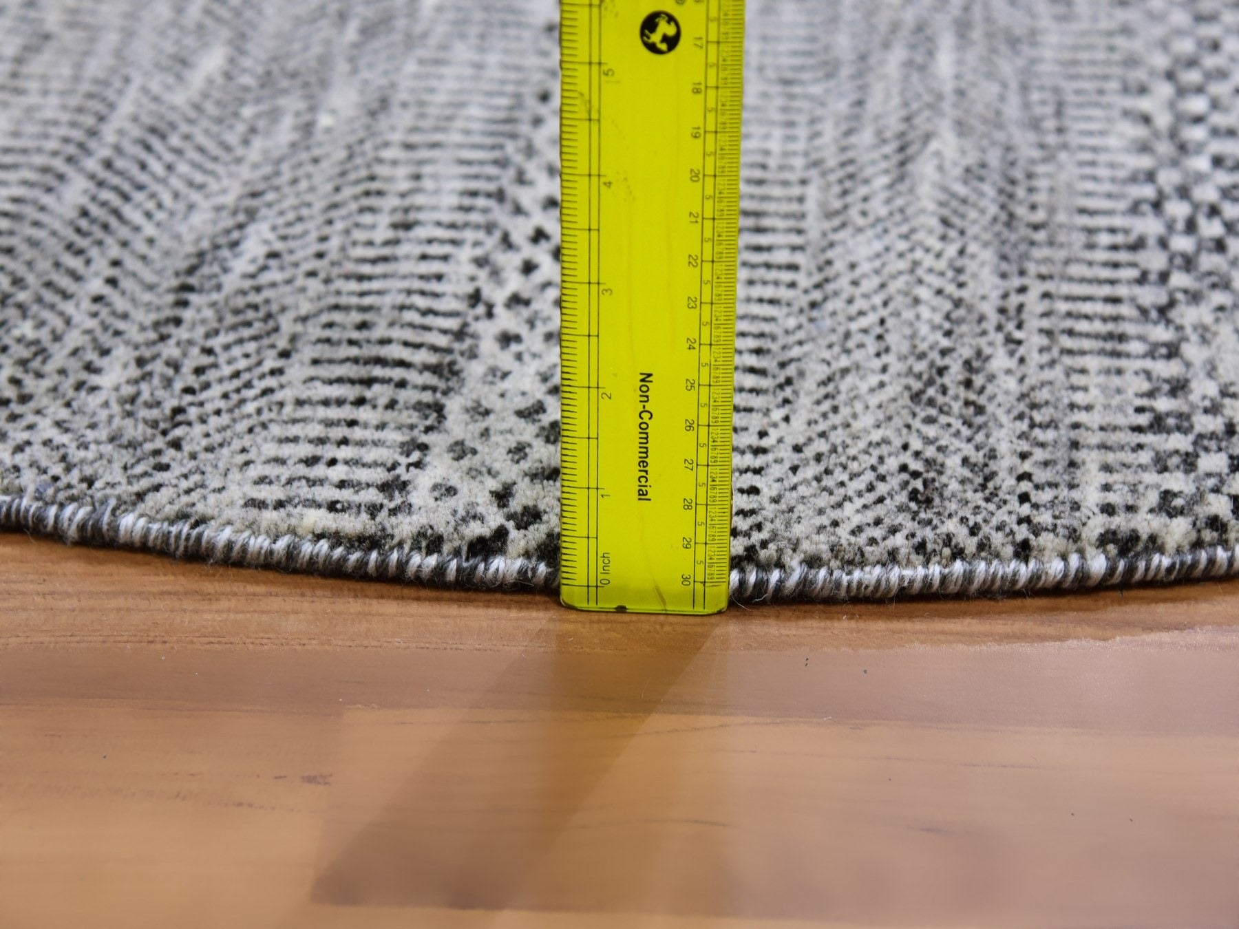 Modern / Contemporary hand-knotted wool rug in Gray, 4'9" x 4'10" — SKU O079567 (view 6)