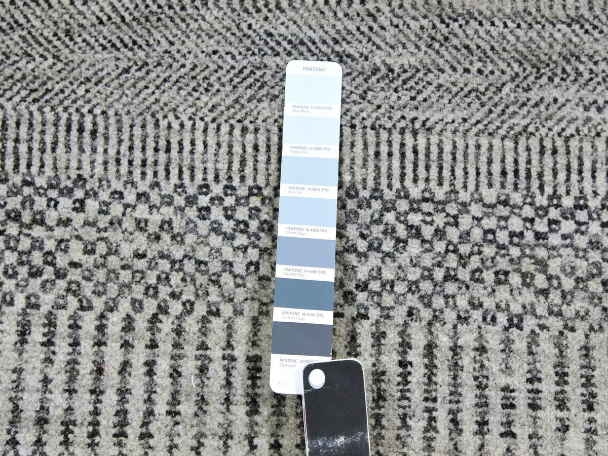 Modern / Contemporary hand-knotted wool runner in Gray, 4'1" x 12'1" — SKU O079568 (view 4)