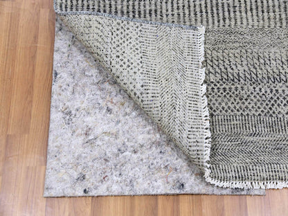 Modern / Contemporary hand-knotted wool rug in Gray, 4'2" x 6'1" — SKU O079576 (view 3)