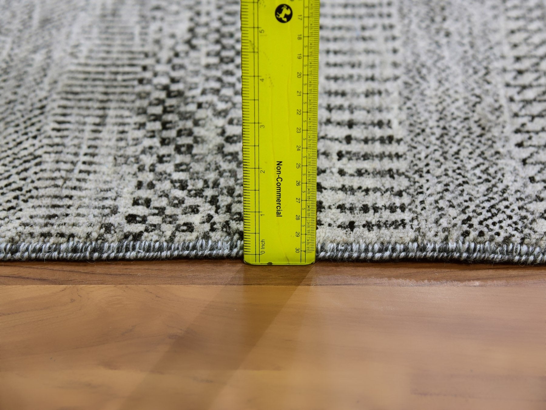 Modern / Contemporary hand-knotted wool rug in Gray, 3' x 4'9" — SKU O079577 (view 6)