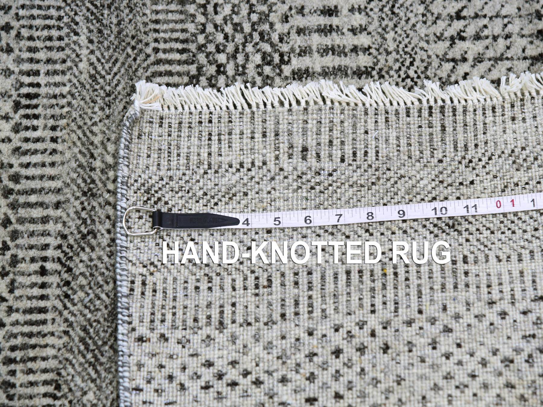 Modern / Contemporary hand-knotted wool rug in Gray, 2'7" x 4'1" — SKU O079578 (view 7)