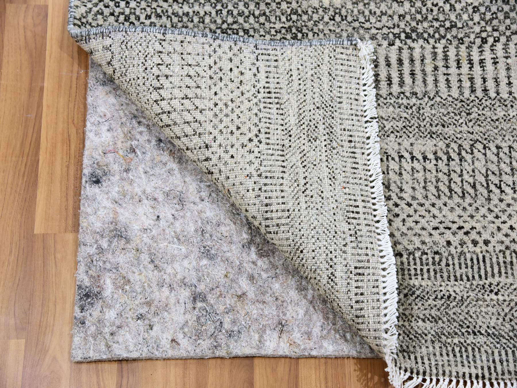Modern / Contemporary hand-knotted wool rug in Gray, 3' x 4'10" — SKU O079579 (view 3)